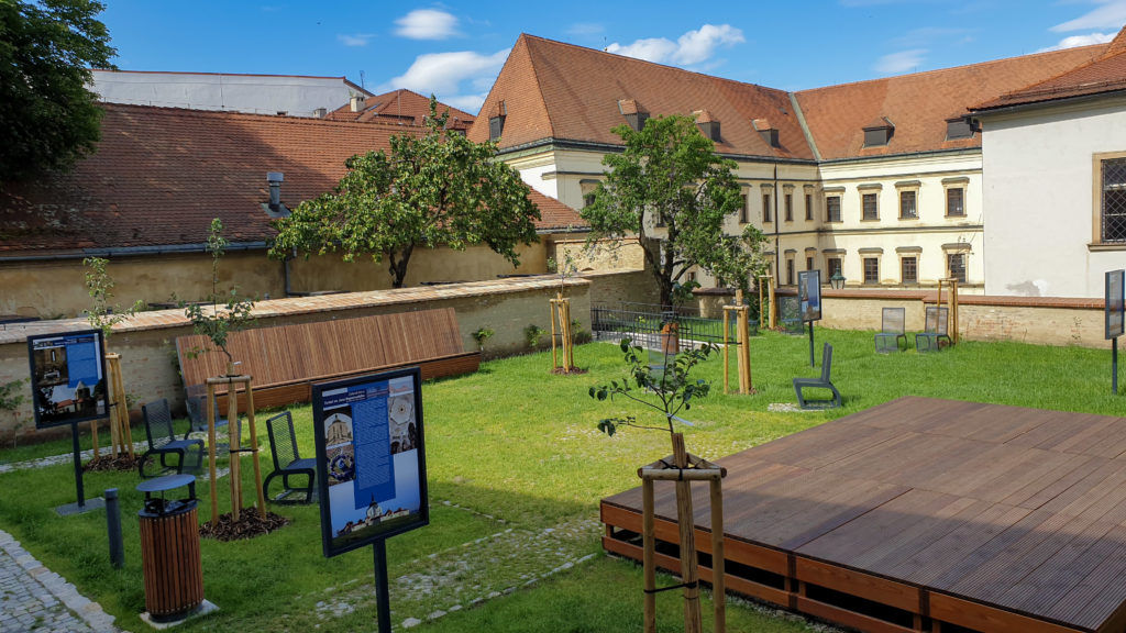 Brno, pohled na střechu Rybárny a zadní částmoravského zemského muzea ze Zahrady pod Petrovem