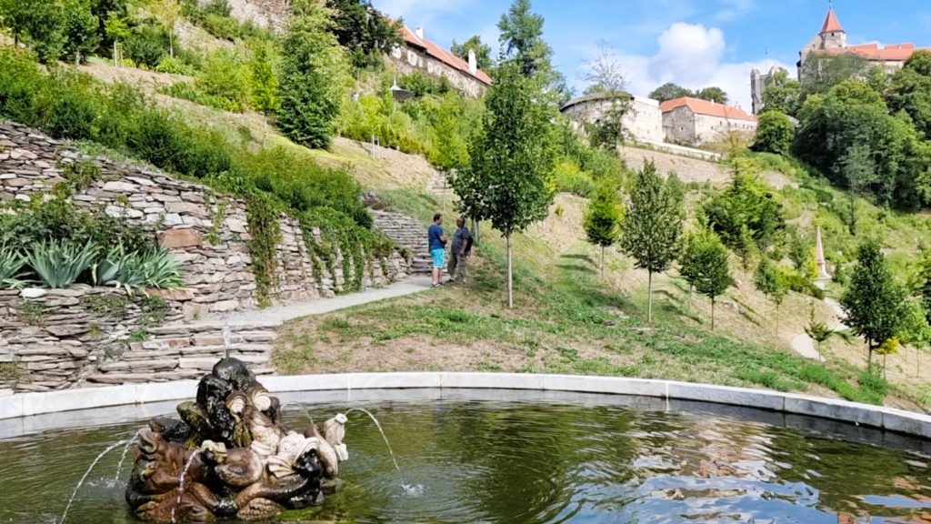 Vrchnostenská zahrada, bazén s vodotryskem