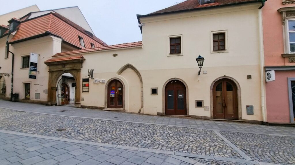 Městský dvojdům Schmetterhaus a brána se znakem
