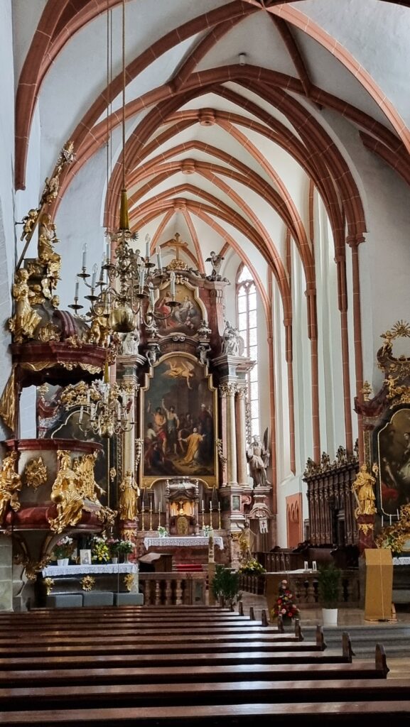 Interiér farního kostela sv. Štěpána
