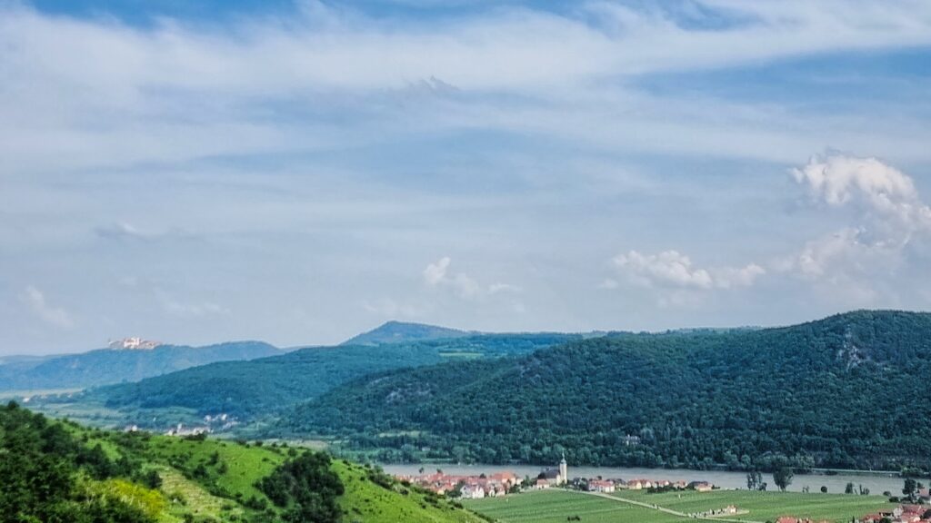 Klášter Göttweig (vlevo) a údolí kolem Dunaje