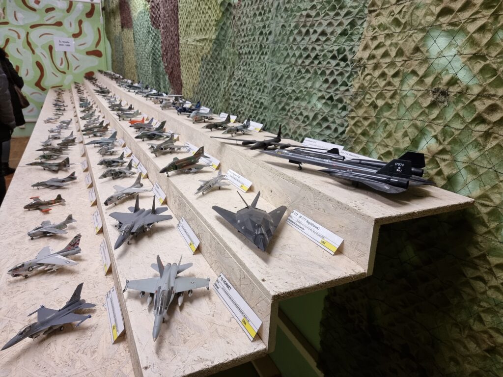 Jeskyně Výpustek - modely letadel