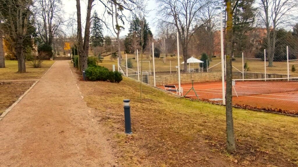 Vila Stiassni Brno - tenisový kurt a cesta k vile