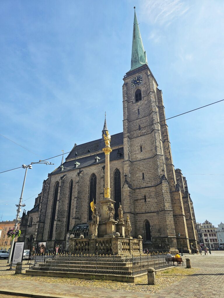 Plzeň - katedrála sv. Bartoloměje. a morový sloup