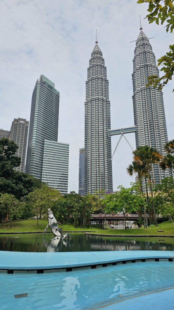 Den první - Kuala Lumpur - Petronas Tower, Suria KLCC a Saloma Link Petronas Tower, Kuala Lumpur, Malajsie