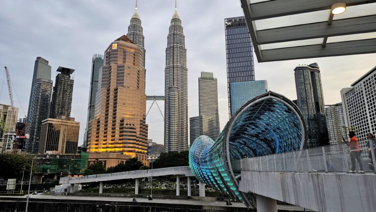 TIP NA VÝLET: SVĚT Petronas Tower a Saloma Link, Kuala Lumpur, Malajsie