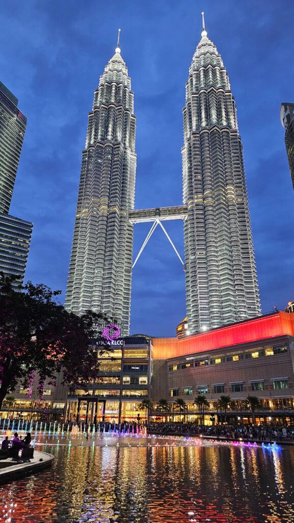 Den první - Kuala Lumpur - Petronas Tower, Suria KLCC a Saloma Link Petronas Tower, Kuala Lumpur, Malajsie