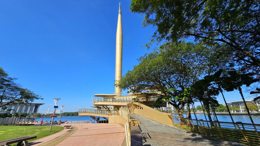 Den devátý - Putrajaya Millennium Monument, Putrajaya, Malajsie