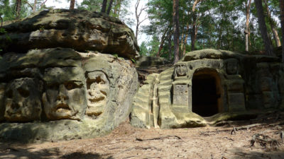 Reliéfy hlav a jeskyně Harfenice